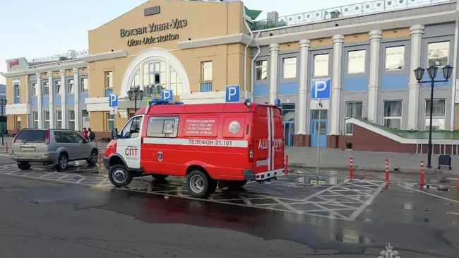 Пожарные МЧС ликвидируют пожар на железнодорожном вокзале в Улан-Удэ