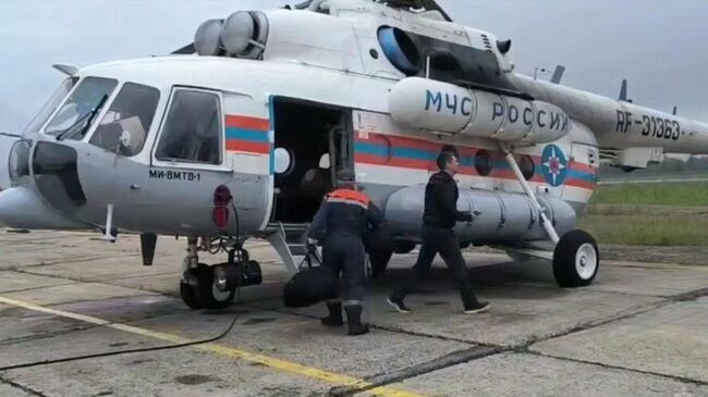 Магаданские спасатели перед вылетом на поиски пропавшего в Хабаровском крае Ми-8