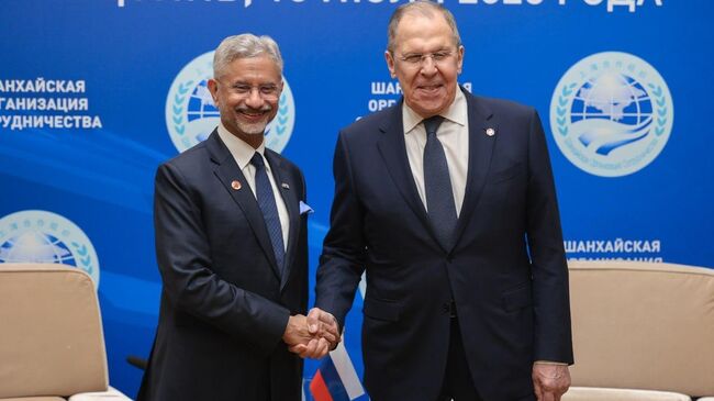 Министр иностранных дел РФ Сергей Лавров во время встречи с Министром иностранных дел Индии Субраманьямом Джайшанкаром на полях СМИД