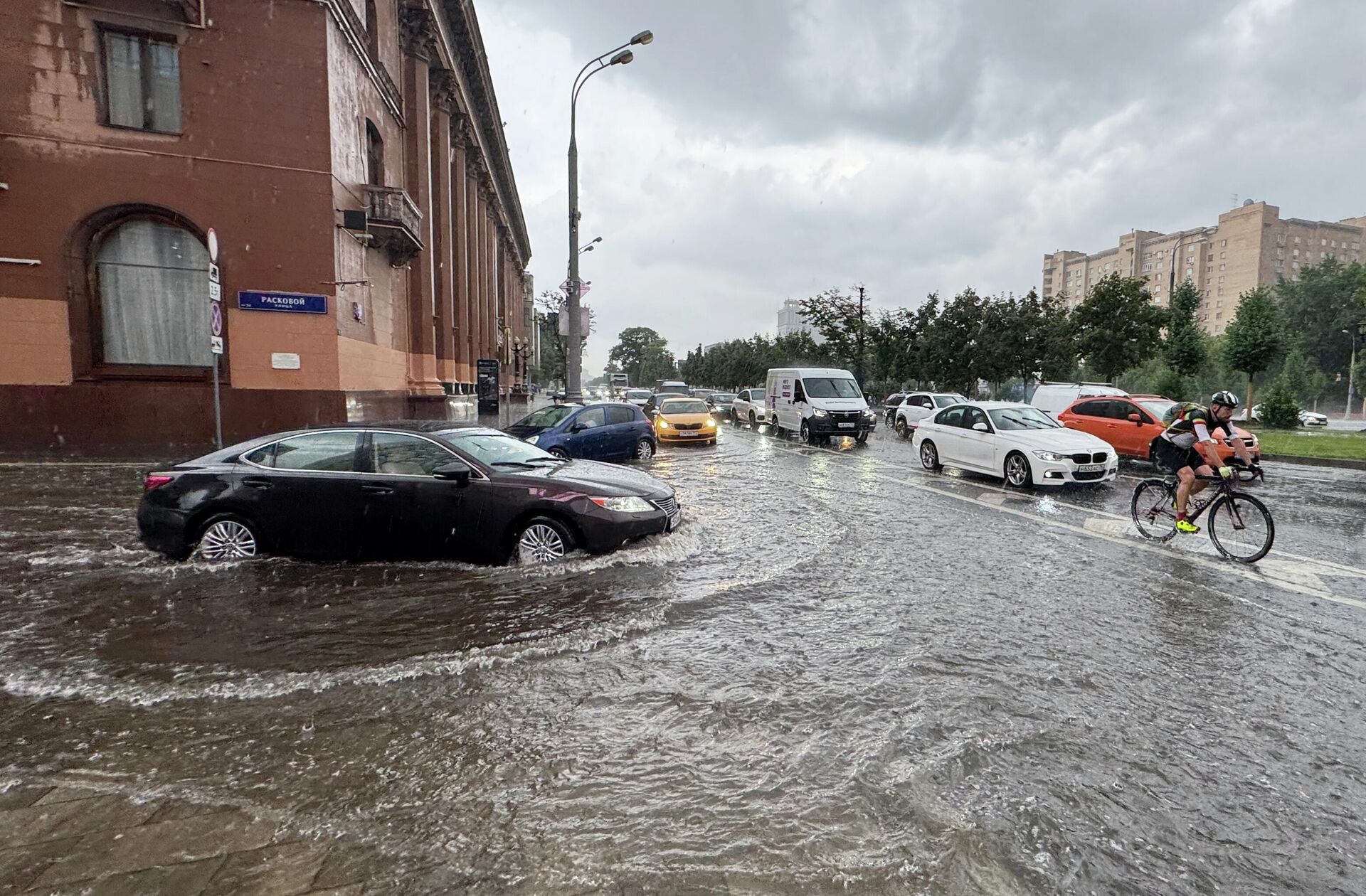Автомобильное движение во время дождя в МосквеНепогода в Москве Автомобильное движение во время дождя в МосквеНепогода в Москве - РИА Новости, 1920, 18.07.2025