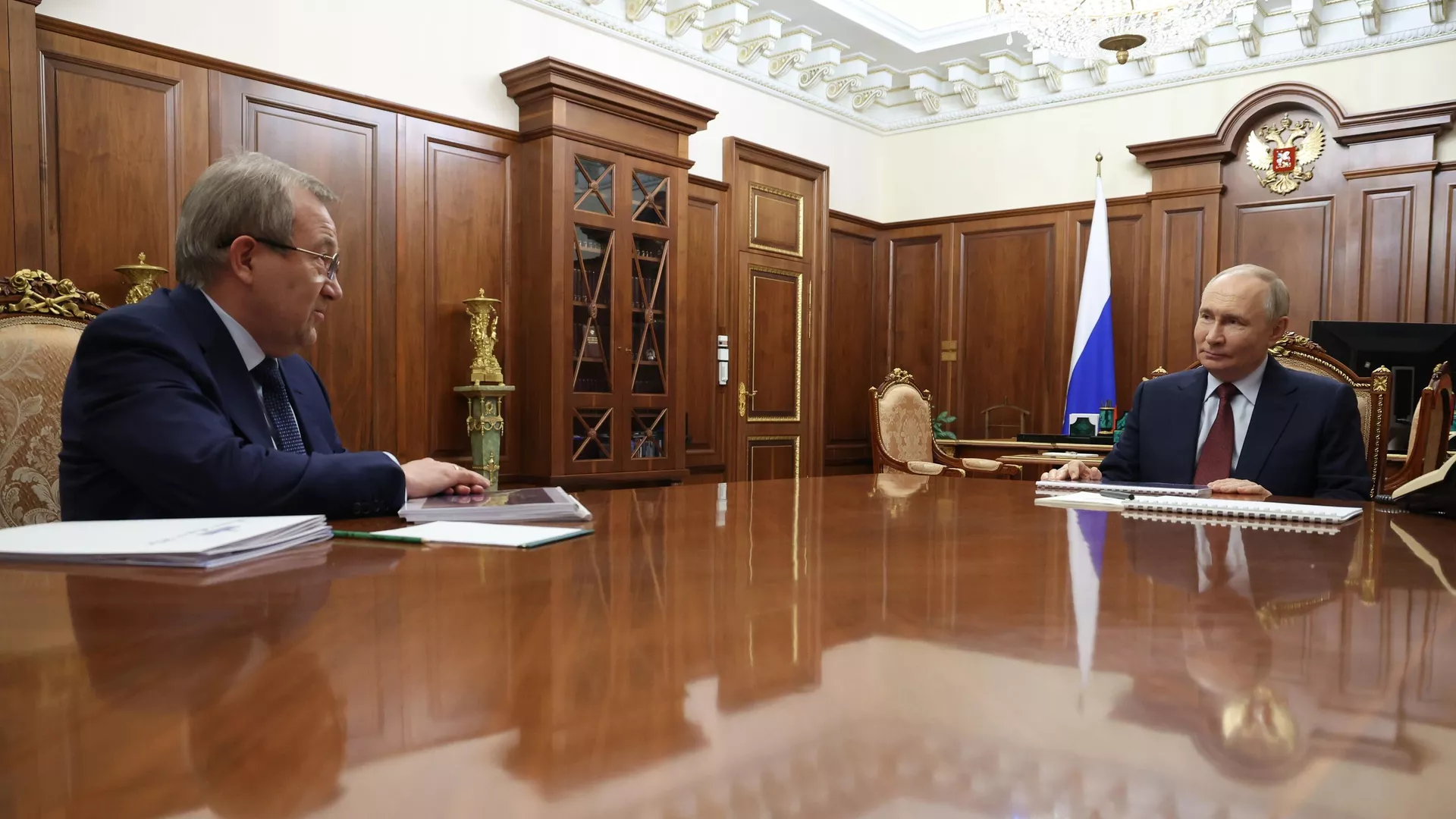 Президент РФ Владимир Путин и президент Российской академии наук Геннадий Красников во время встречи.