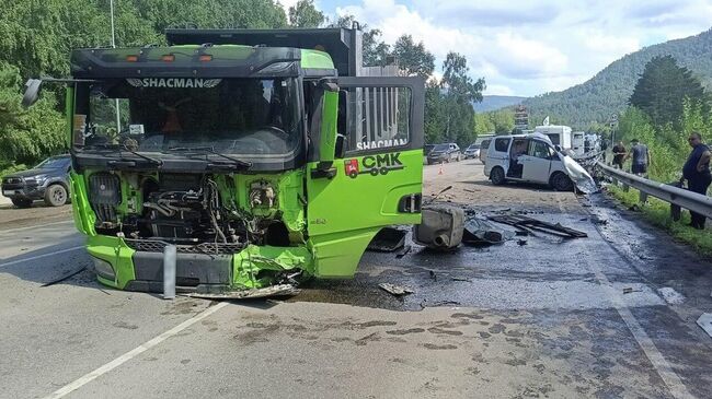 ДТП с грузовиком около села Манжерок на Алтае