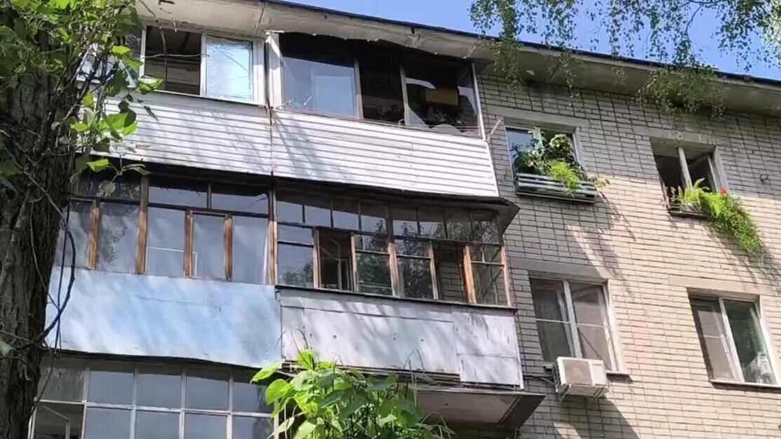Разбитые стекла в жилом доме в Воронеже после падения беспилотника самолетного типа - РИА Новости, 1920, 15.07.2025