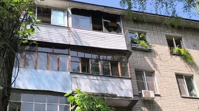 Разбитые стекла в жилом доме в Воронеже после падения беспилотника самолетного типа