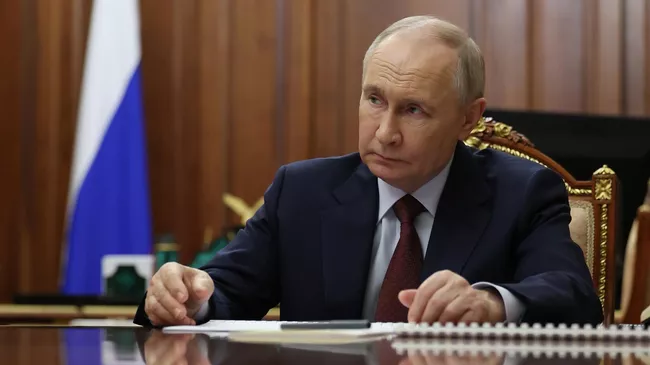 Президент РФ Владимир Путин во время встречи с президентом Российской академии наук Геннадием Красниковым