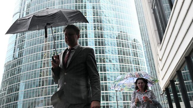 Горожане во время дождя в Москве