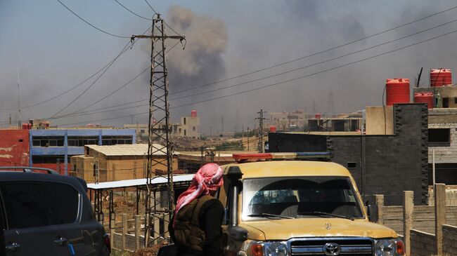 Дым поднимается из центра Сувейды после израильского удара. 15 июля 2025