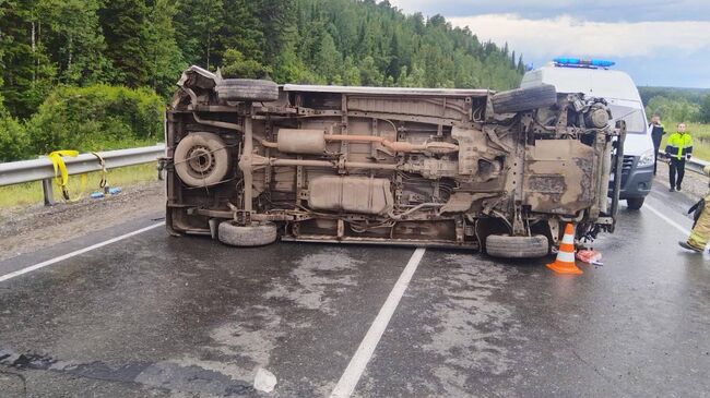 ДТП с участием микроавтобуса на трассе Тюмень-Ханты-Мансийск в Уватском районе Тюменской области. 15 июля 2025