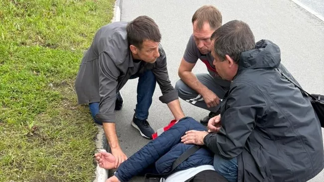 Главный тренер Зенита Сергей Семак помогает человеку с эпилептическим приступом