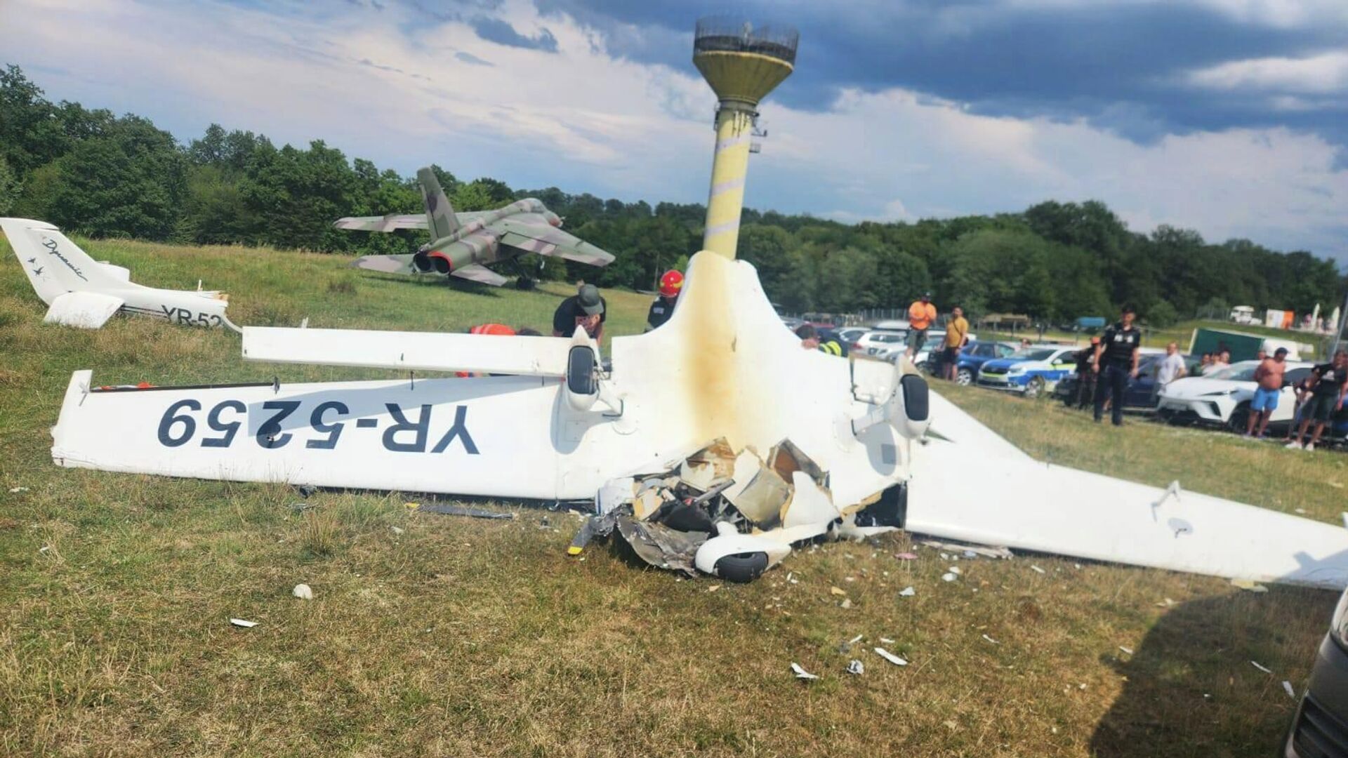 Легкомоторный самолет разбился недалеко от румынского города Орэштие Легкомоторный самолет разбился недалеко от румынского города Орэштие - РИА Новости, 1920, 15.07.2025