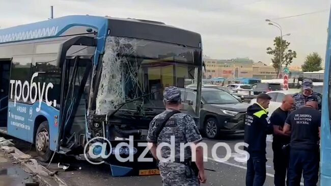 Кадры с места аварии с двумя электробусами  Кадры с места аварии с двумя электробусами