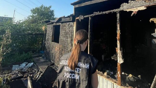 Сотрудница СК России на месте пожара в Саратовской области