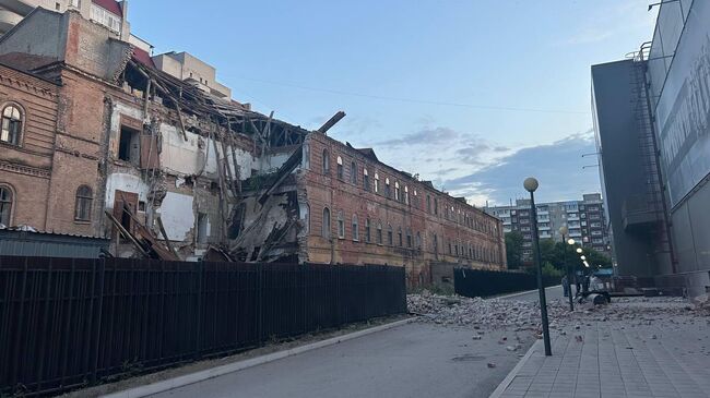 На месте обрушения исторического здания казарм Деконского в центре Саратова