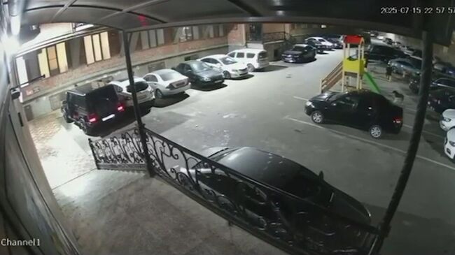 Момент нападения на бойца ММА Хизриева в Махачкале