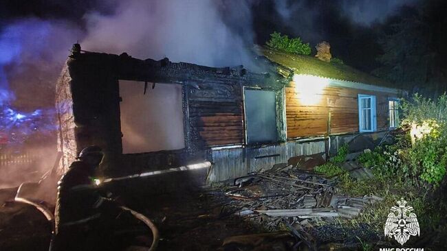 Последствия пожара в жилом доме в селе Духовское в Приморье