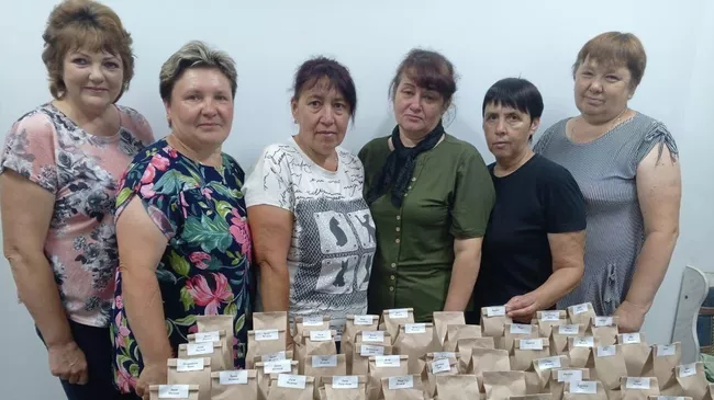 Социальные работники из Саратовской области собрали 150 пакетов ароматного травяного чая для участников специальной военной операции