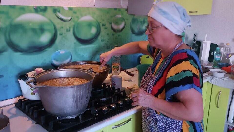 Пожилые волонтеры из Саратовской области отправили в зону СВО домашнее варенье - РИА Новости, 1920, 16.07.2025