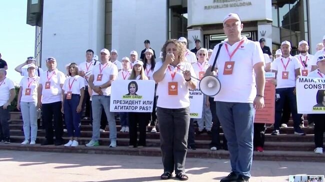 Оппозиционная молдавская партия Сердце Молдовы проводит акцию протеста у здания администрации президента республики Майи Санду