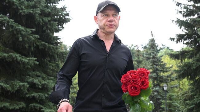Актер Иван Кокорин во время церемонии прощания с режиссером и актером Юрием Морозом