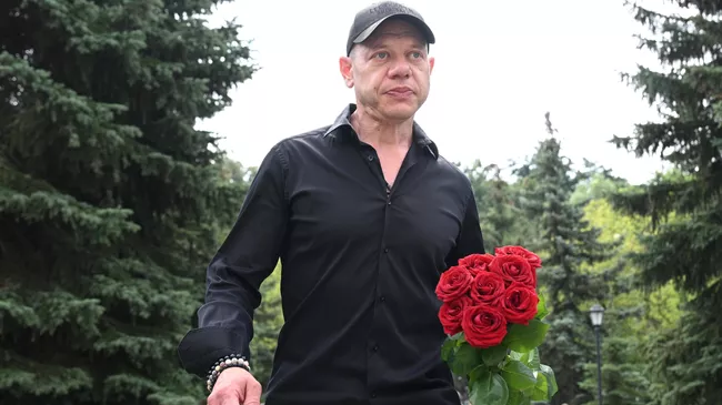 Актер Иван Кокорин во время церемонии прощания с режиссером и актером Юрием Морозом Актер Иван Кокорин во время церемонии прощания с режиссером и актером Юрием Морозом