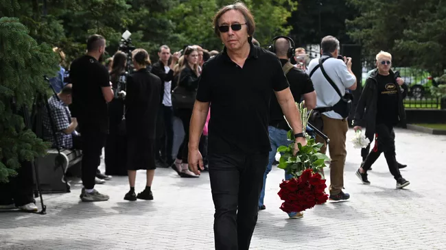 Режиссер, продюсер Ренат Давлетьяров во время церемонии прощания с режиссером и актером Юрием Морозом Режиссер, продюсер Ренат Давлетьяров во время церемонии прощания с режиссером и актером Юрием Морозом
