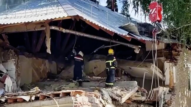 Работа МЧС на месте взрыва газа в Новосибирской области