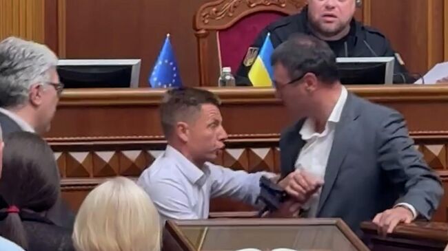 Потасовка народных депутатов за трибуной Рады