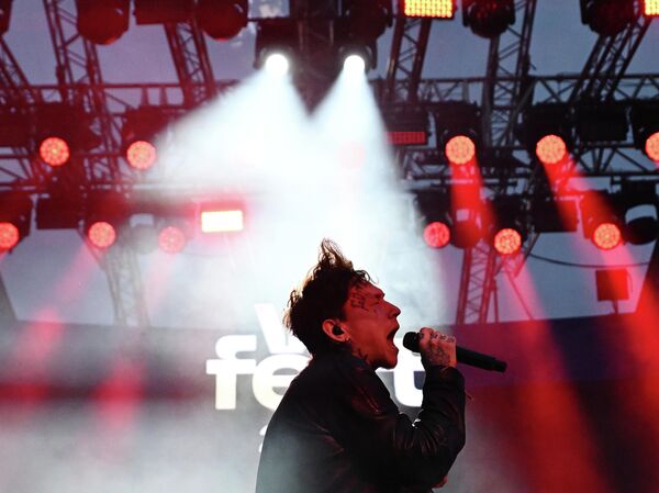 Глеб Викторов (группа Три дня дождя) выступает на площадке VK Fest в Казани Глеб Викторов (группа Три дня дождя) выступает на площадке VK Fest в Казани
