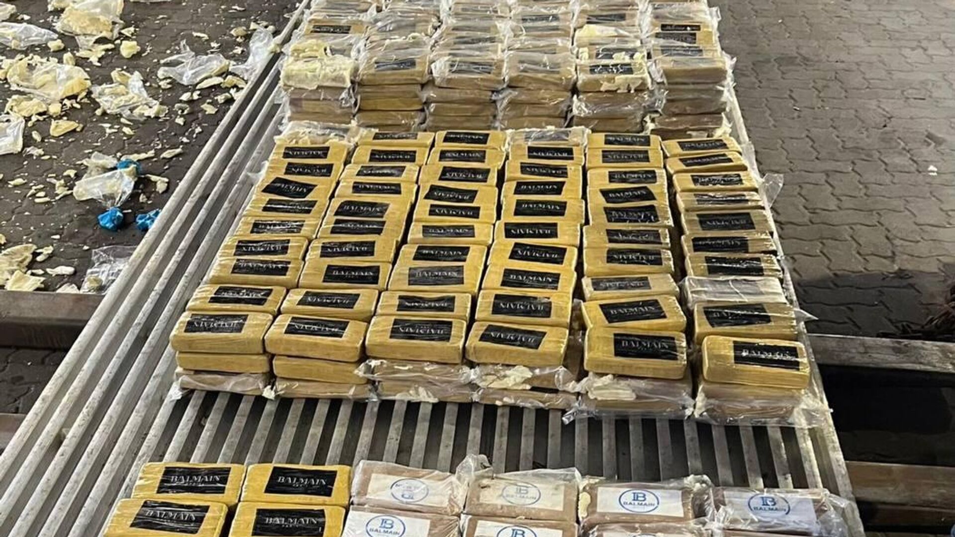 Таможенники обнаружили 820 кг кокаина в контейнерах с бананами при ввозе в Россию - РИА Новости, 1920, 16.07.2025