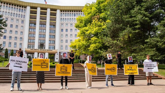 Молодежная организация Партии социалистов Молодая Гвардия проводит флешмоб правды в сквере перед зданием парламента в Кишиневе, Молдавия Молодежная организация Партии социалистов Молодая Гвардия проводит флешмоб правды в сквере перед зданием парламента в Кишиневе, Молдавия