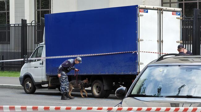 Оцепление на улице Правды в Москве, где обнаружен подозрительный автомобиль