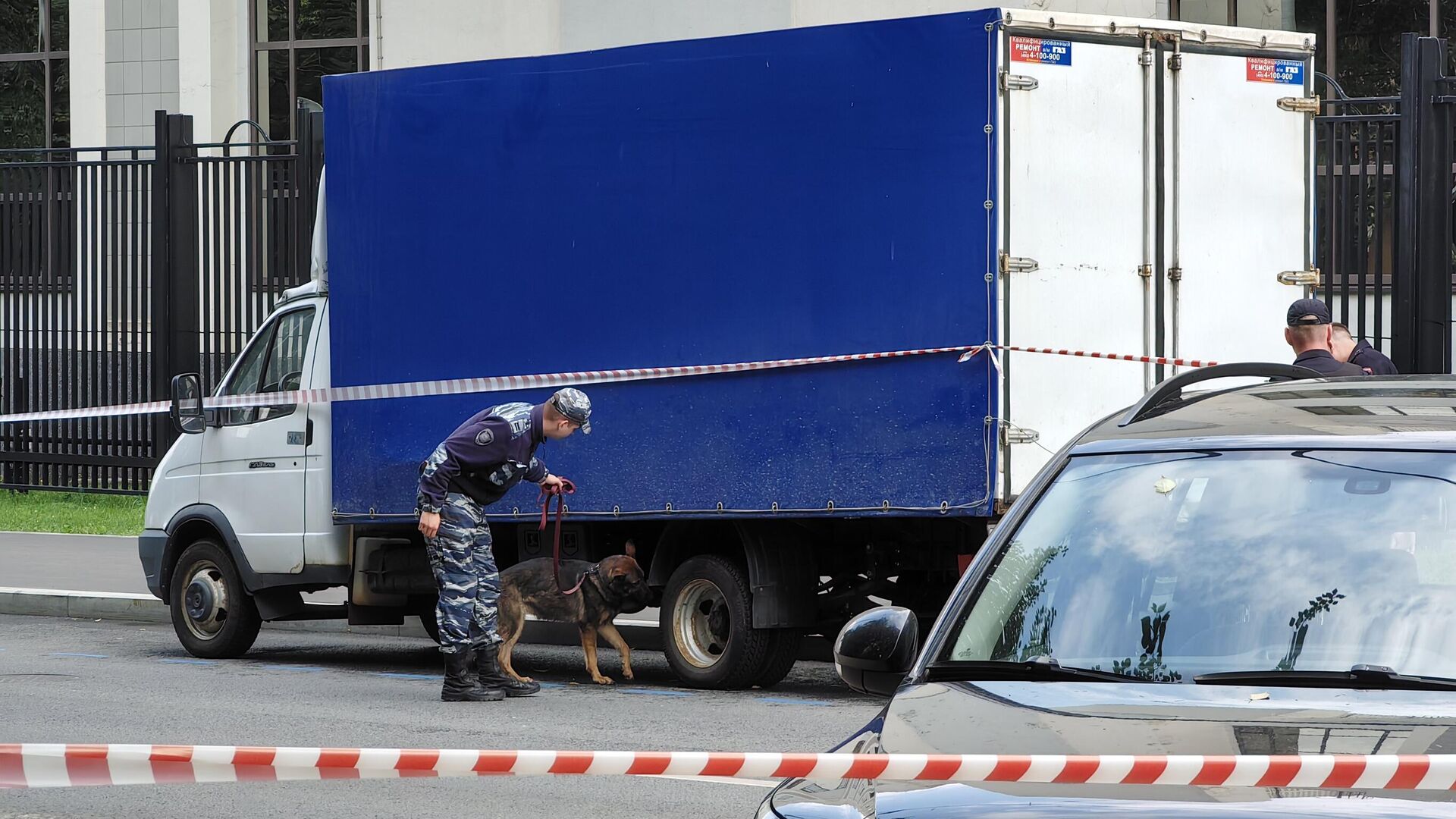 Оцепление на улице Правды в Москве, где обнаружен подозрительный автомобиль - РИА Новости, 1920, 16.07.2025