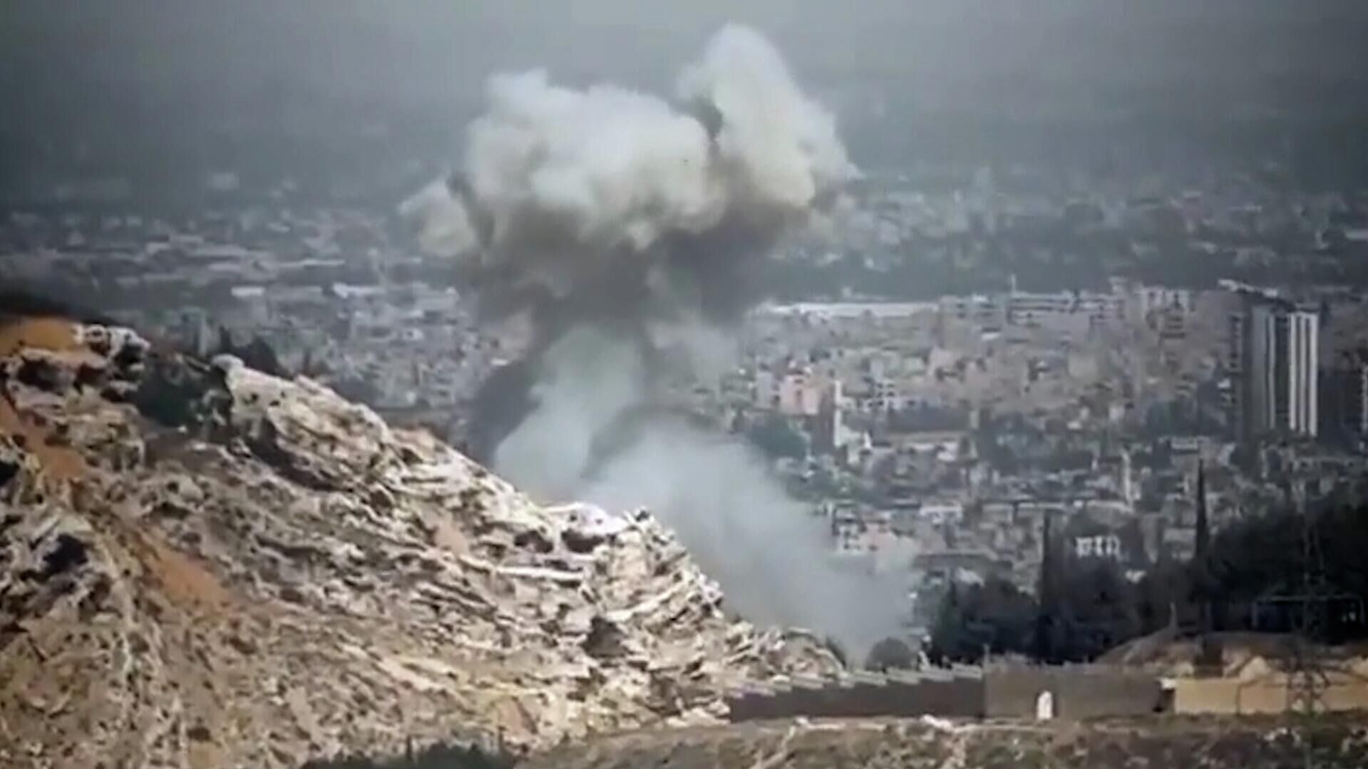 Авиаудар израильских ВВС, предположительно, по окрестностям президентского дворца в Дамаске Авиаудар израильских ВВС, предположительно, по окрестностям президентского дворца в Дамаске - РИА Новости, 1920, 16.07.2025