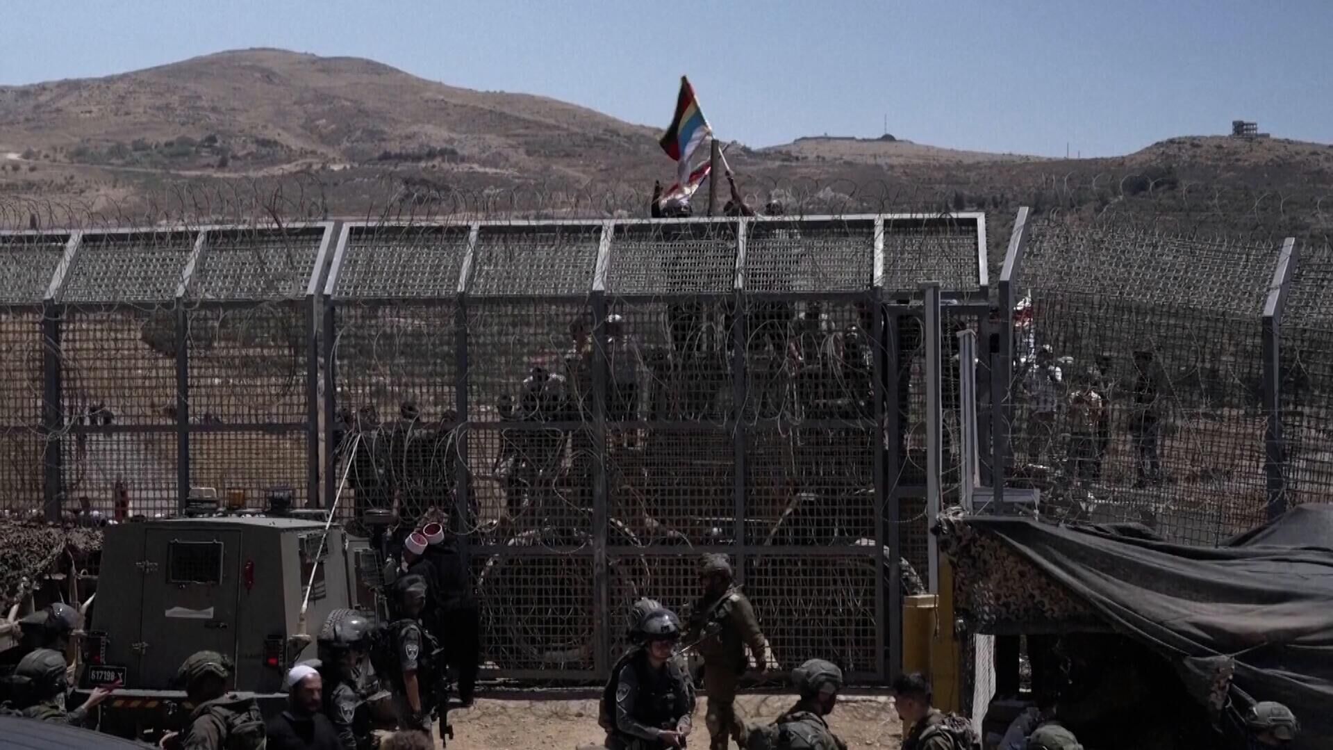 Израильские друзы пытаются прорваться через границу с Сирией Израильские друзы пытаются прорваться через границу с Сирией - РИА Новости, 1920, 16.07.2025