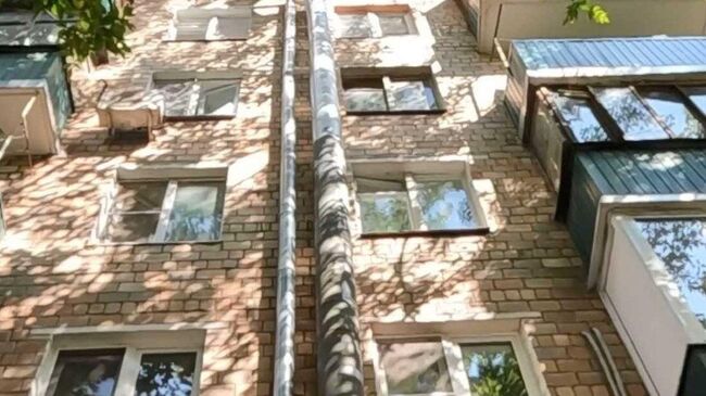 Самовольно установленное вентиляционное оборудование на фасаде дома в Пресненском районе Москвы