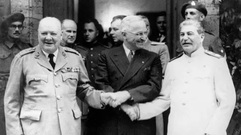 Премьер-министр Великобритании У.Черчилль, президент США Г. Трумэн, председатель Совета народных комиссаров СССР и председатель Государственного комитета Обороны СССР, Генеральный секретарь ЦК ВКП (б), И.В.Сталин в Потсдаме