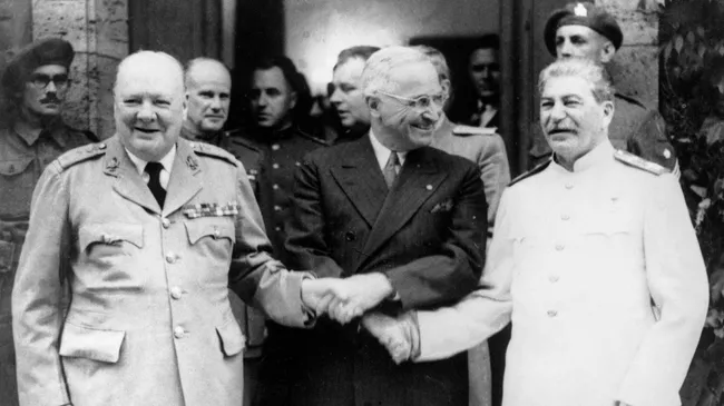 Премьер-министр Великобритании У.Черчилль, президент США Г. Трумэн, председатель Совета народных комиссаров СССР и председатель Государственного комитета Обороны СССР, Генеральный секретарь ЦК ВКП (б), И.В.Сталин в Потсдаме