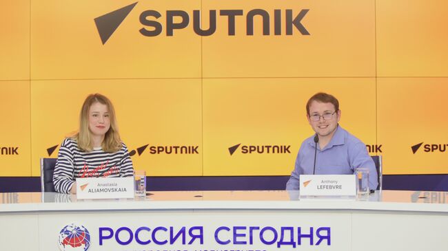 Корреспондент Sputnik Afrique Энтони Лефевр и руководитель проектов дирекции международного сотрудничества Sputnik Анастасия Алямовская в ходе мастер-класса по созданию подкастов