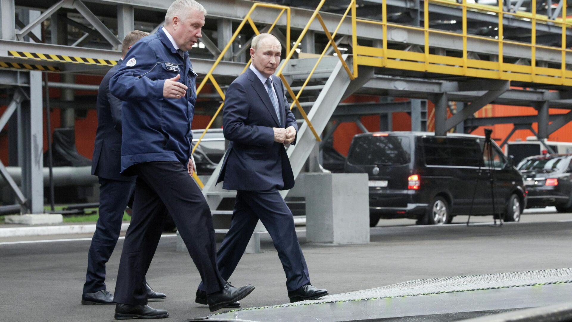 Президент РФ Владимир Путин во время осмотра территории ПАО Магнитогорский металлургический комбинат - РИА Новости, 1920, 16.07.2025