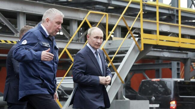 Президент РФ Владимир Путин во время осмотра территории ПАО Магнитогорский металлургический комбинат