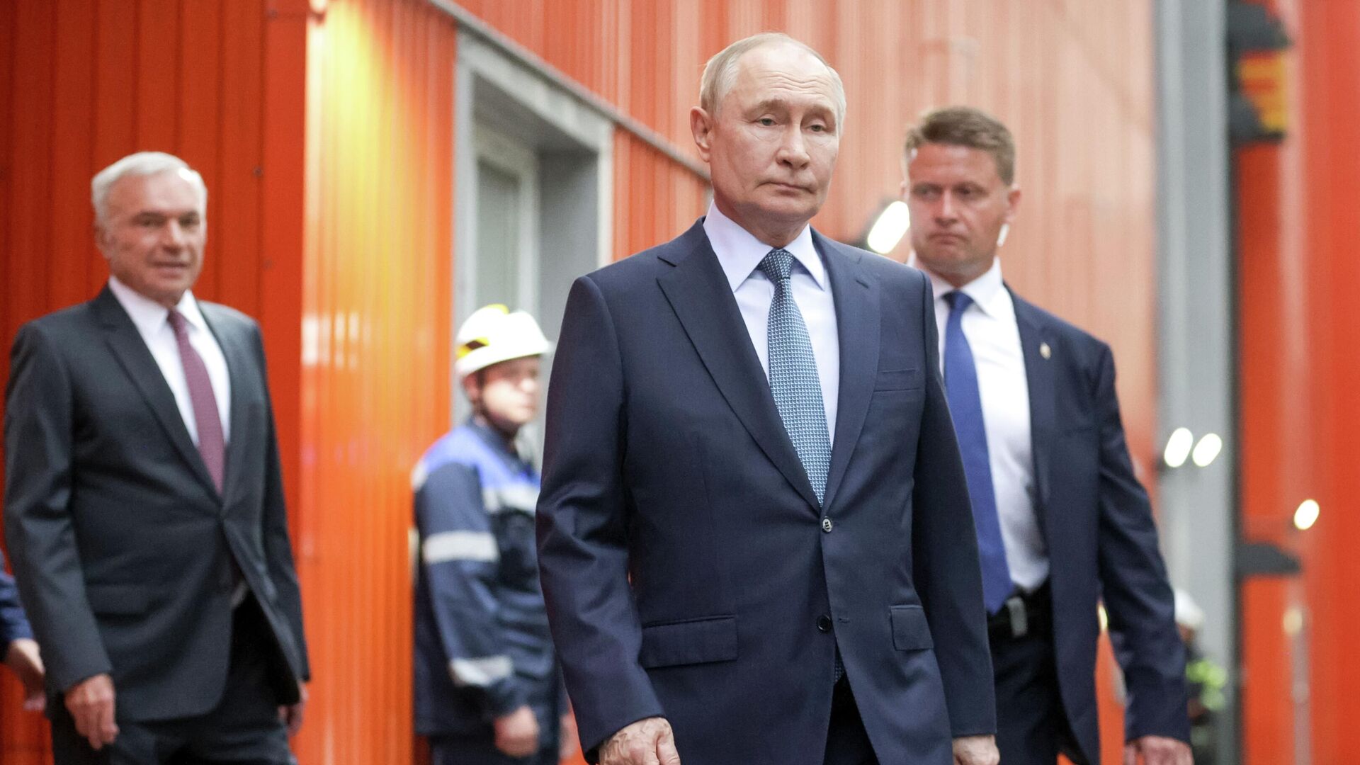 Президент РФ Владимир Путин во время осмотра коксовой батареи №12 на территории ПАО Магнитогорский металлургический комбинат - РИА Новости, 1920, 16.07.2025