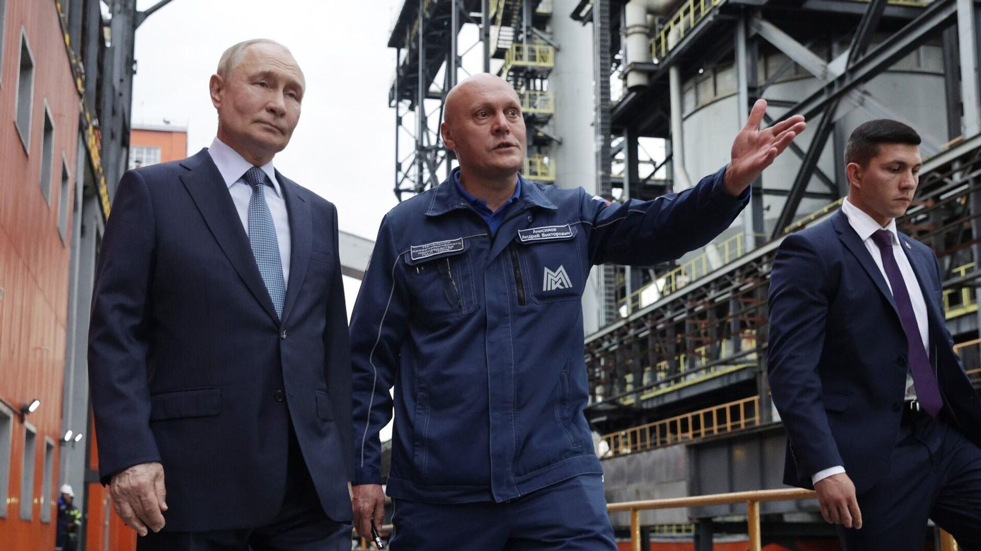 Путин провел беседу с работниками Магнитогорского металлургического комбината