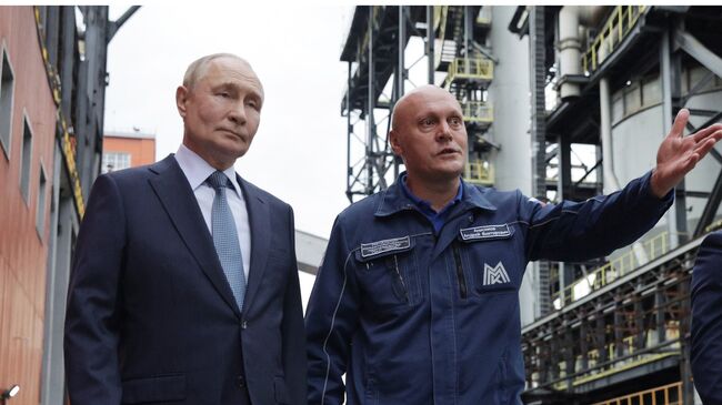 Президент РФ Владимир Путин во время осмотра коксовой батареи №12 на территории ПАО Магнитогорский металлургический комбинат