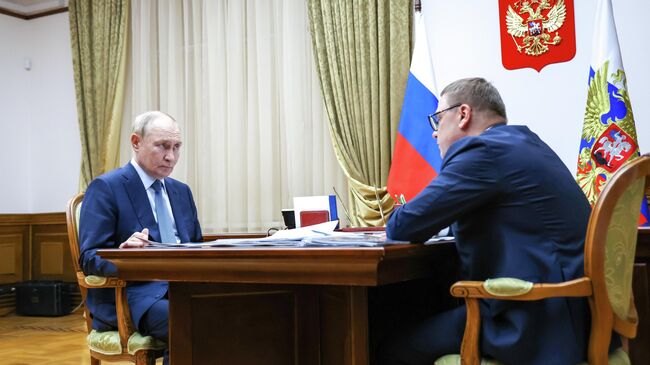 Президент России Владимир Путин и губернатор Челябинской области Алексей Текслер во время встречи в Магнитогорске 