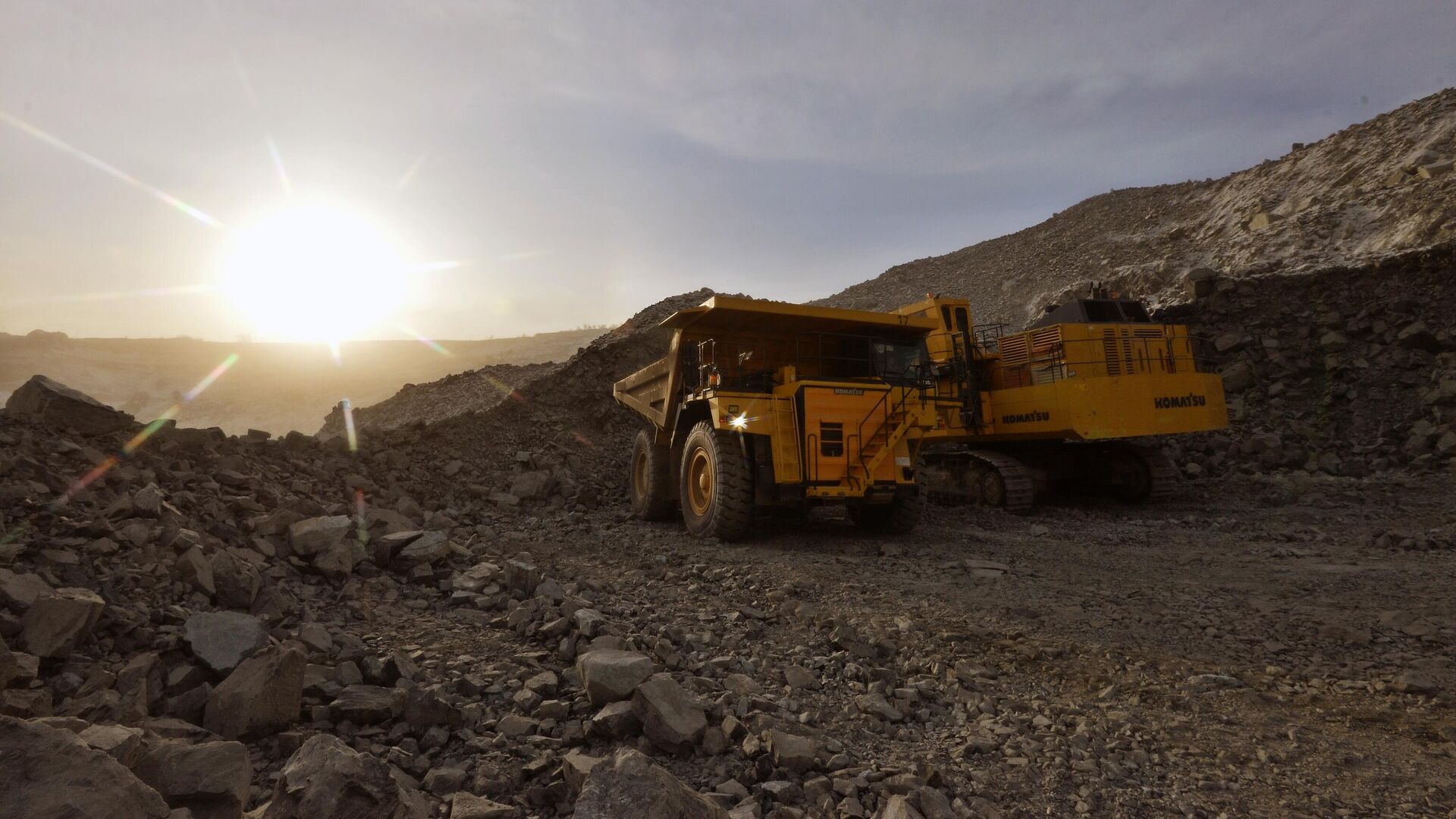 Погрузка золотосодержащей руды в самосвал на предприятии ОАО Южуралзолото Группа Компаний, входящем в группу компаний ЮГК - РИА Новости, 1920, 27.10.2025