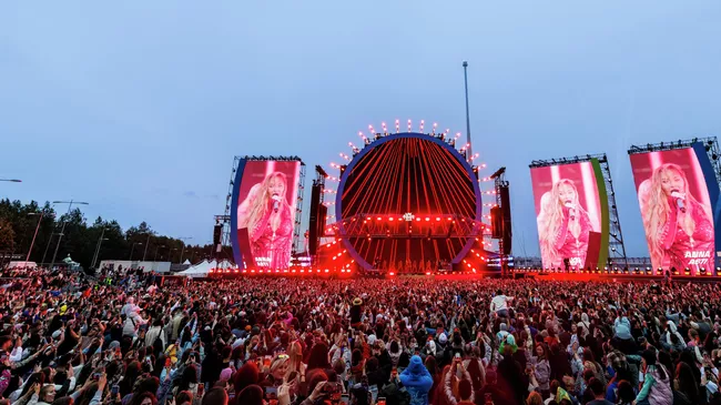 Выступление Анны Асти на VK Fest