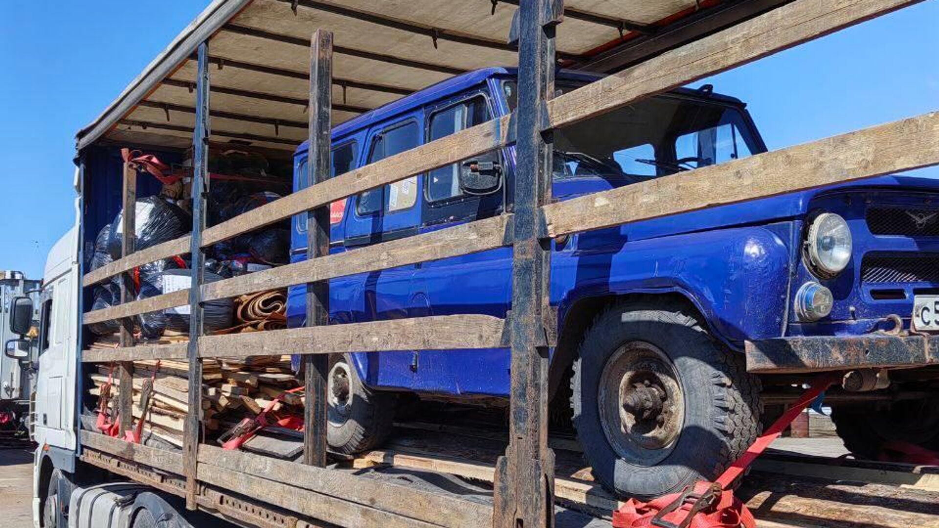 Пиломатериалы, УАЗы и посылки бойцам отправлены из Архангельской области на СВО - РИА Новости, 1920, 17.07.2025