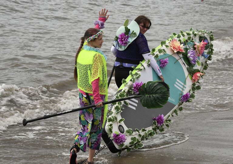 Участницы SUP-карнавала на фестивале пляжных видов спорта во Владивостоке