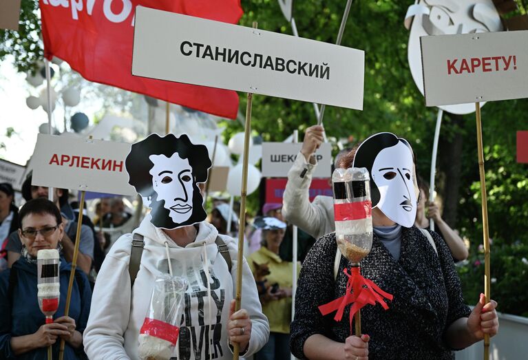 Шествие в честь открытия фестиваля Театральный бульвар - 2025 в Москве