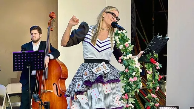 Актриса Кристина Бабушкина читает Алису в Стране чудес на фестивале Театральный бульвар